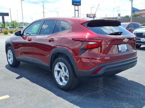 Used 2025 Chevrolet Trax LS w/ LS Convenience Package FWD image 4