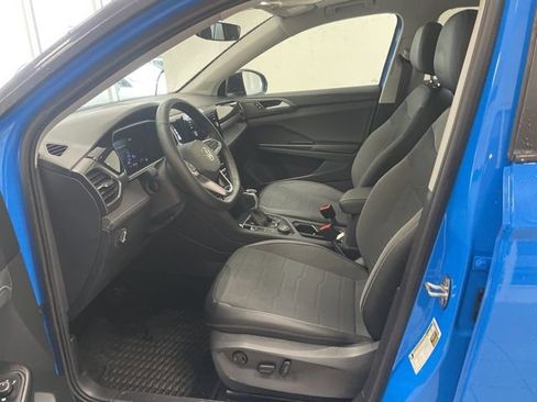 Certified 2025 Volkswagen Taos SE image 7