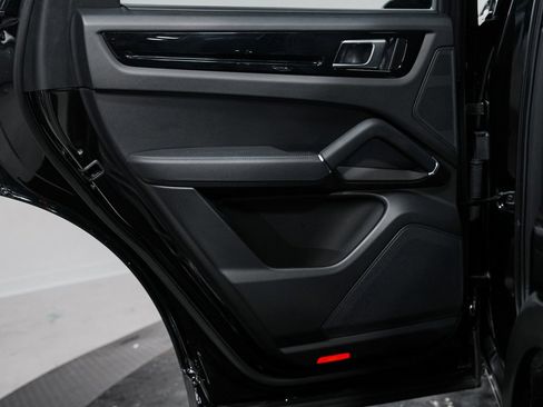 Used 2023 Porsche Cayenne w/ Premium Package image 14