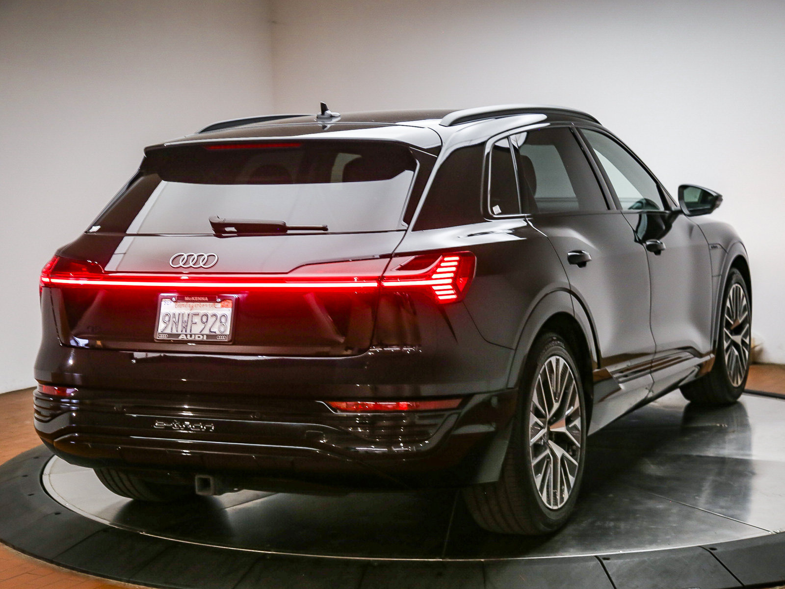 Certified 2024 Audi Q8 e-tron Premium Plus w/ Premium Plus Package AWD/4WD image 7