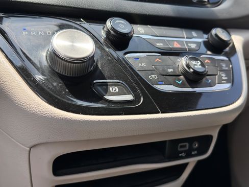 Used 2020 Chrysler Voyager L image 22