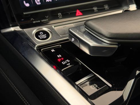 Used 2021 Audi e-tron Premium Plus w/ Premium Plus Package image 25