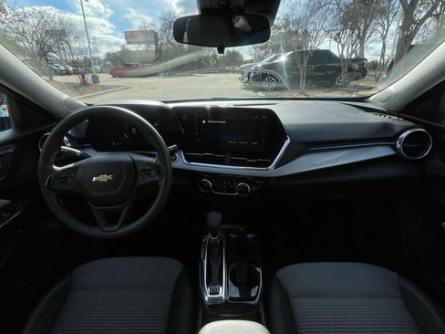 Certified 2025 Chevrolet Trax LT image 10