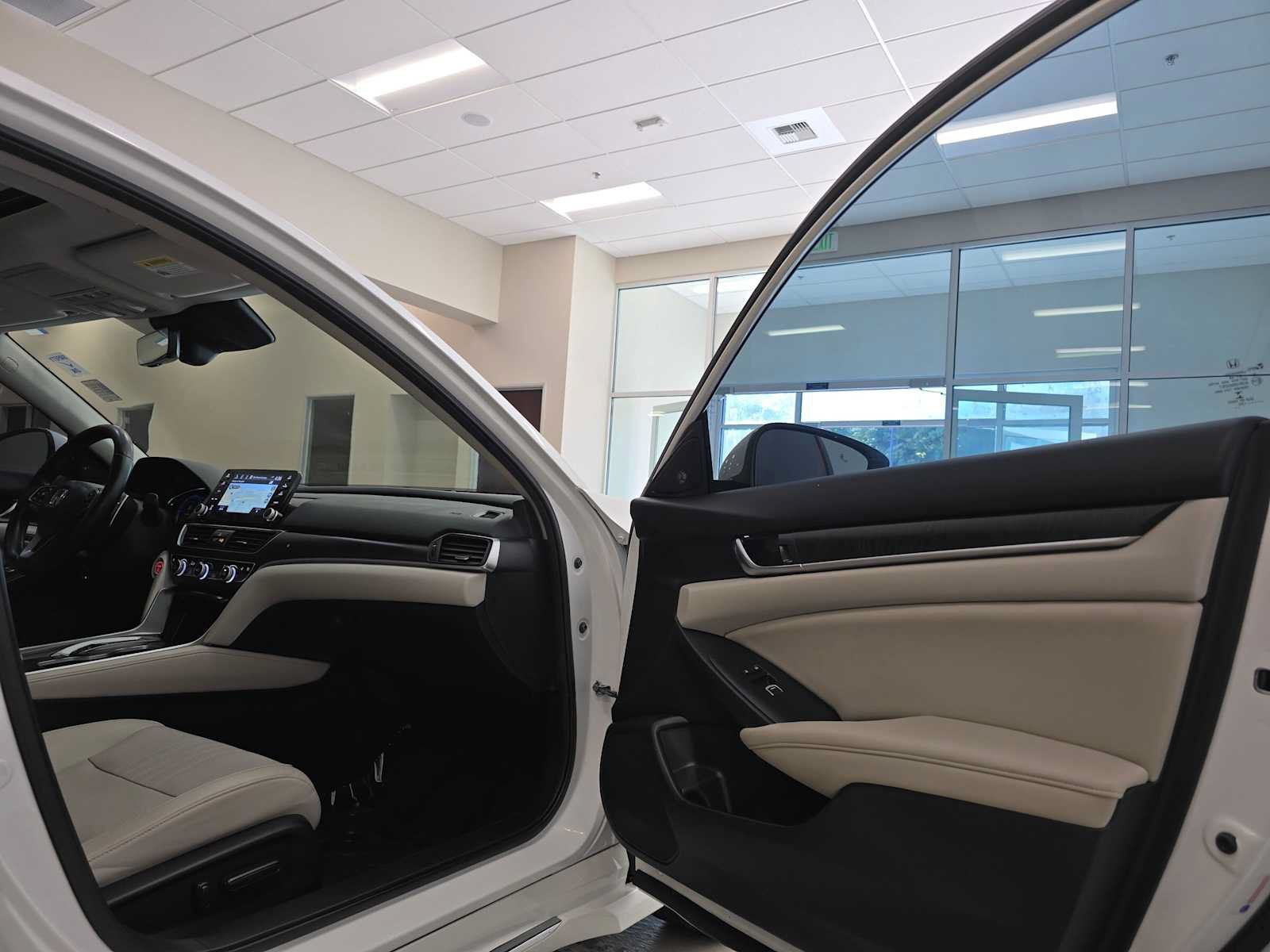 Used 2020 Honda Accord Touring image 29