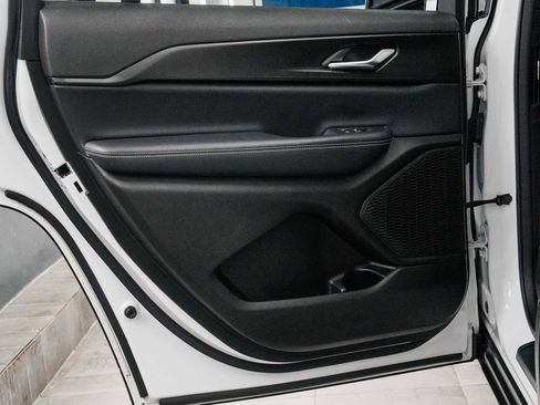 Used 2023 Jeep Grand Cherokee L Laredo image 14