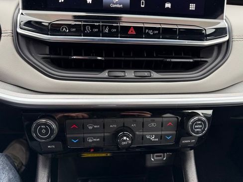 Used 2025 Jeep Compass Limited image 23