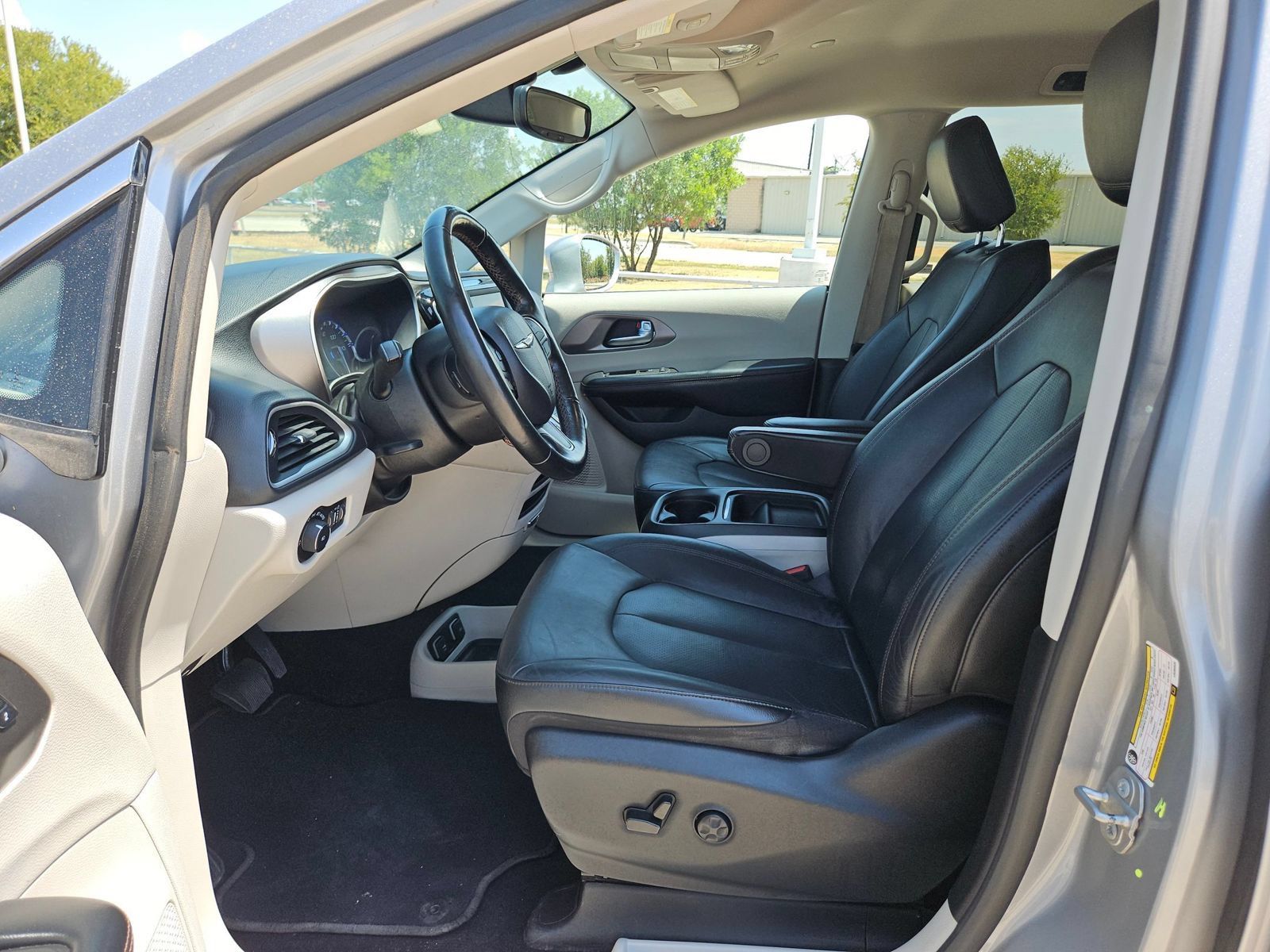 Used 2020 Chrysler Pacifica Touring-L FWD image 9