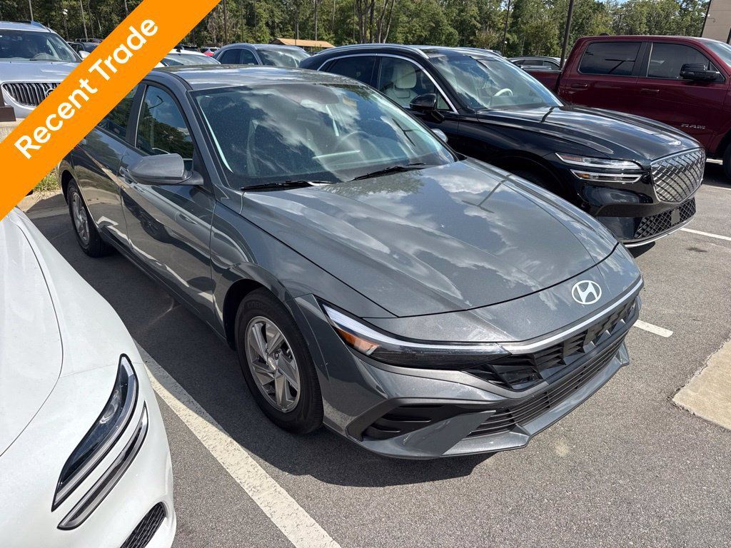 Used 2026 Hyundai Elantra SE FWD image 2