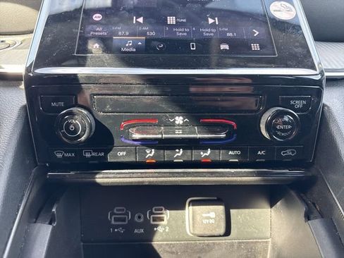 Used 2023 Jeep Grand Cherokee L Laredo image 21