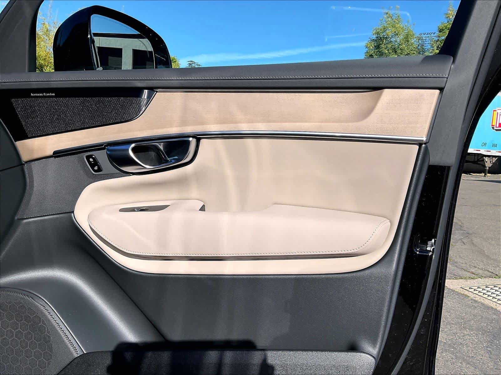 New 2027 Volvo XC90 B6 Plus AWD/4WD image 31