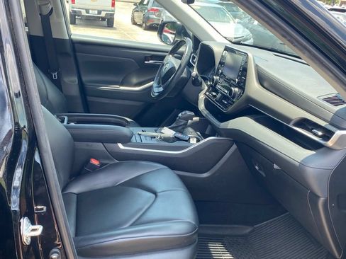 Used 2022 Toyota Highlander XLE FWD image 17