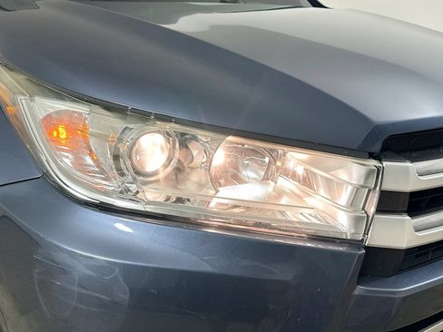 Used 2019 Toyota Highlander XLE AWD/4WD image 9