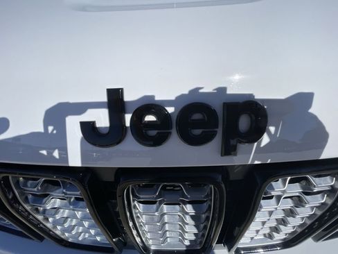 Used 2020 Jeep Grand Cherokee Altitude AWD/4WD image 21