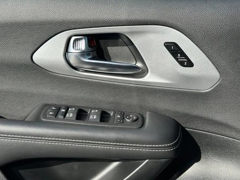 Used 2025 Chrysler Pacifica Limited FWD image 29