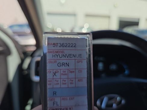 Used 2025 Hyundai Venue SEL image 4