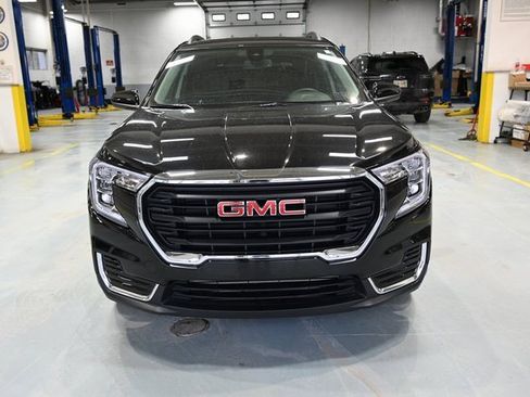 Used 2024 GMC Terrain SLE w/ Driver Convenience Package image 2