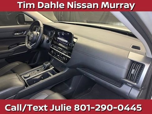 Used 2023 Nissan Pathfinder SL AWD/4WD image 17