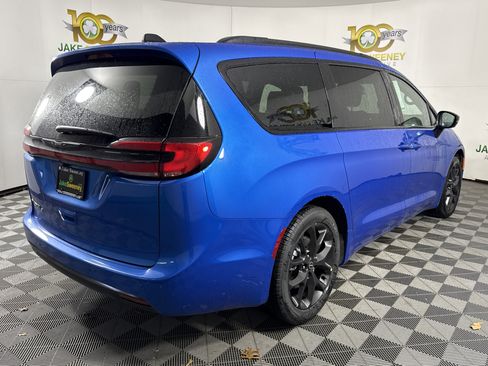 New 2026 Chrysler Pacifica Select w/ S Appearance Package image 7