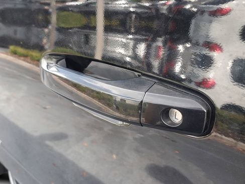 Used 2017 GMC Yukon XL SLE w/ SLE Value Package image 6