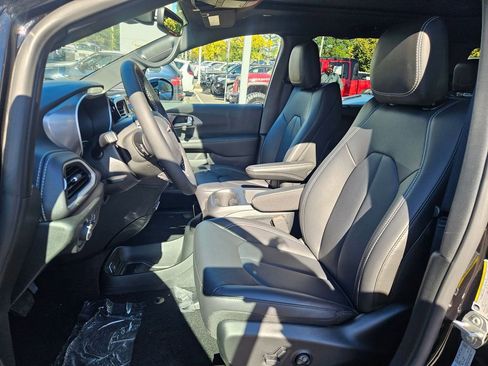 New 2026 Chrysler Pacifica Select image 12
