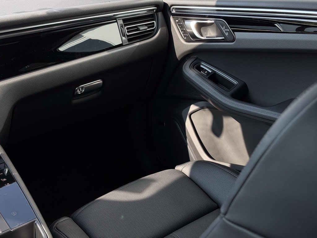 Certified 2025 Porsche Macan AWD/4WD image 39