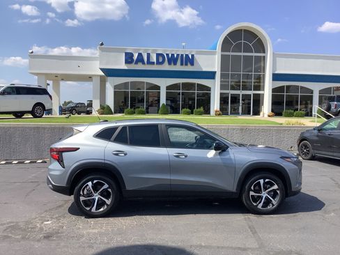 Used 2024 Chevrolet Trax RS w/ Sunroof Package image 8