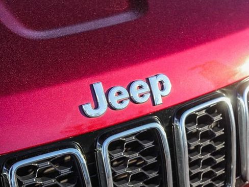Used 2019 Jeep Grand Cherokee Laredo image 16