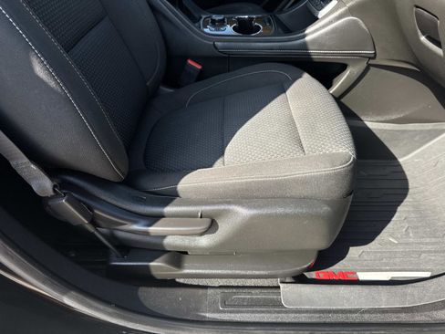 Used 2023 GMC Acadia SLE w/ Driver Convenience Package image 11