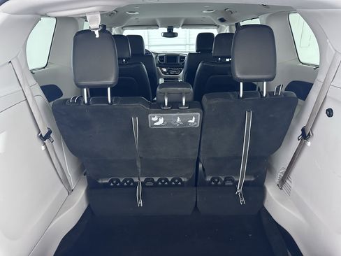 Used 2020 Chrysler Pacifica Touring-L FWD image 31