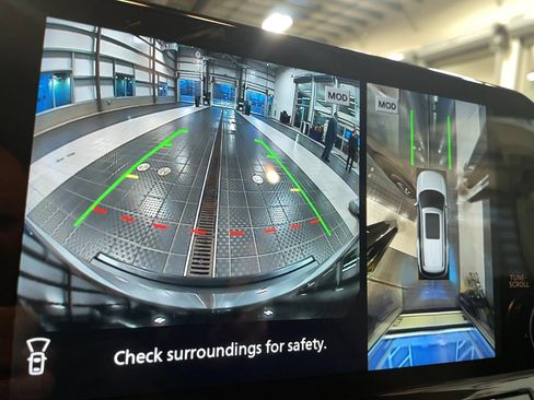 Used 2025 Nissan Pathfinder Platinum image 11