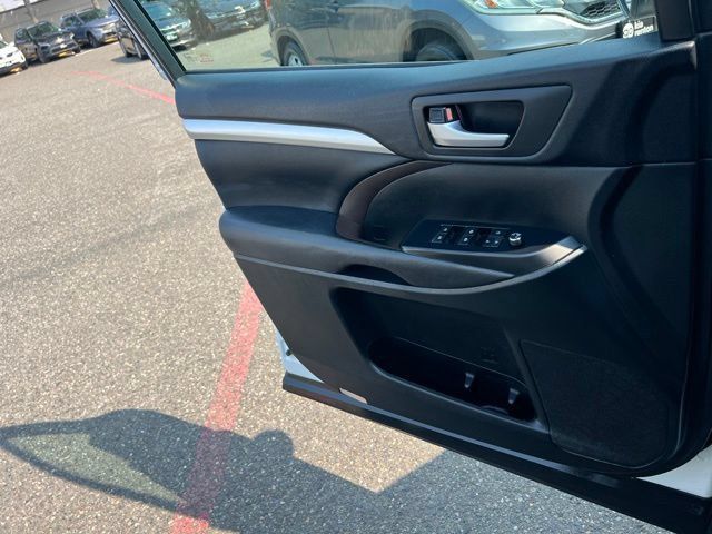 Used 2017 Toyota Highlander XLE w/ Carpet Mat Package AWD/4WD image 19