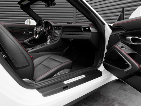 Certified 2019 Porsche 911 Targa 4 GTS image 40