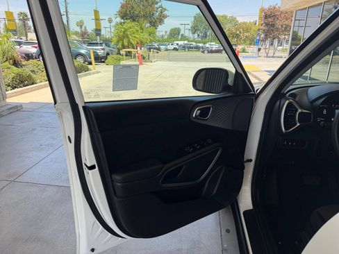 Used 2025 Kia Soul LX w/ LX Technology Package FWD image 18