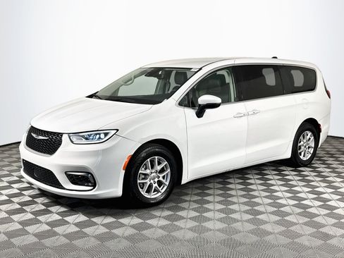 Used 2023 Chrysler Pacifica Touring-L FWD image 4