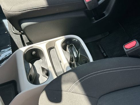 Used 2023 Chrysler Voyager LX image 17