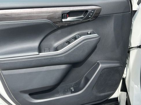 Used 2021 Toyota Highlander Platinum image 18