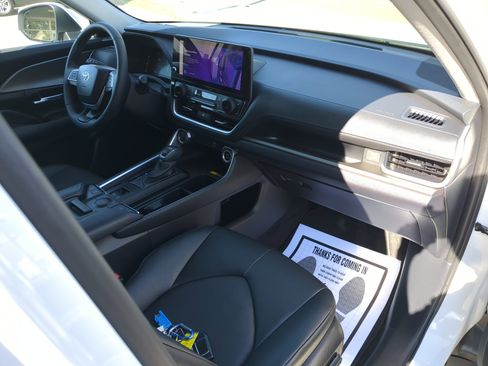 Used 2025 Toyota Grand Highlander FWD image 11