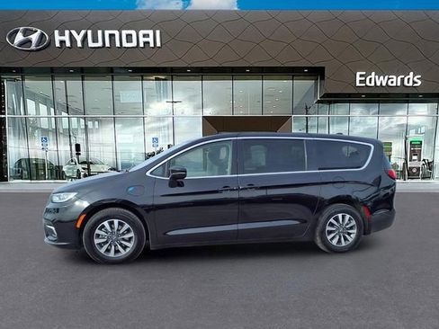 Used 2024 Chrysler Pacifica Select image 3