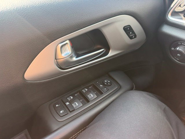 Used 2025 Chrysler Pacifica Limited FWD image 13