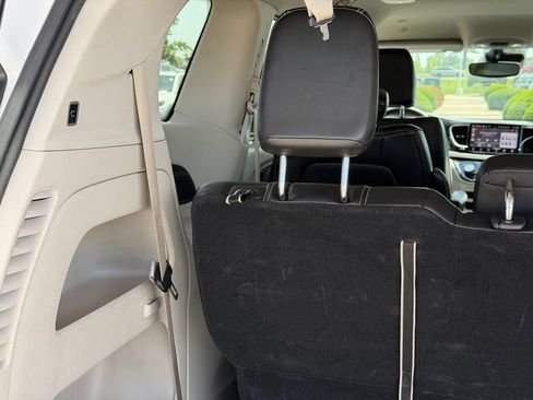 Used 2024 Chrysler Pacifica Touring-L FWD image 31
