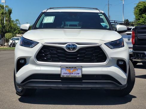 Used 2023 Toyota Highlander XLE AWD/4WD image 3