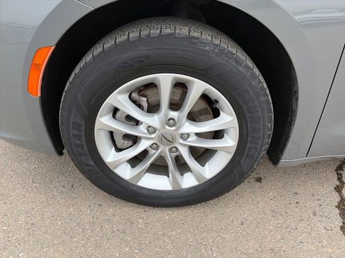 Used 2022 Chrysler Pacifica Touring AWD/4WD image 12