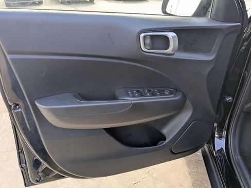 Used 2025 Hyundai Venue SEL FWD image 9