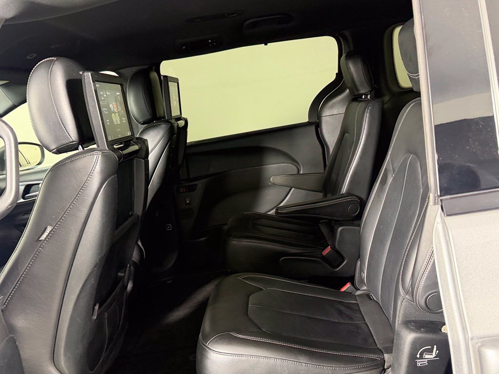 Used 2018 Chrysler Pacifica Touring-L Plus w/ S Appearance Package FWD image 16