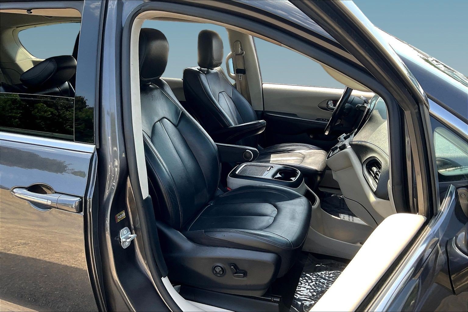 Used 2021 Chrysler Pacifica Touring-L FWD image 26