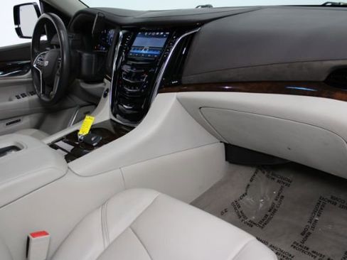 Used 2017 Cadillac Escalade Luxury image 32