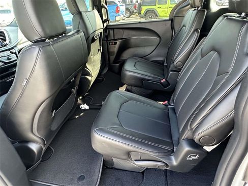 New 2026 Chrysler Pacifica Select image 10