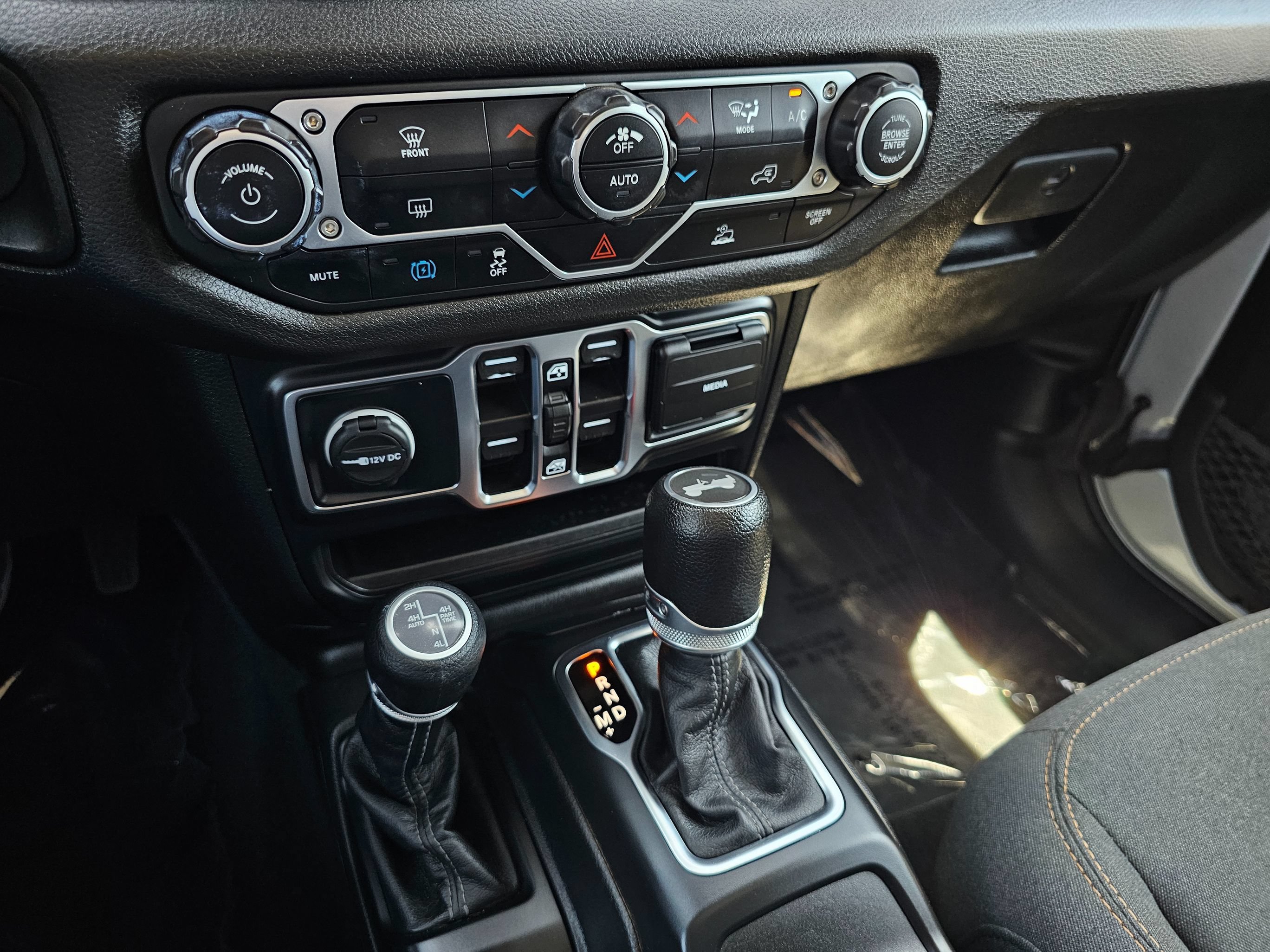 Used 2024 Jeep Wrangler Unlimited AWD/4WD image 33