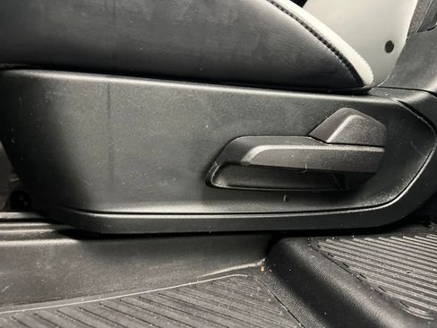 Used 2021 Ford Explorer XLT w/ Equipment Group 202A image 14