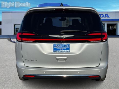 Used 2024 Chrysler Pacifica Touring-L image 5